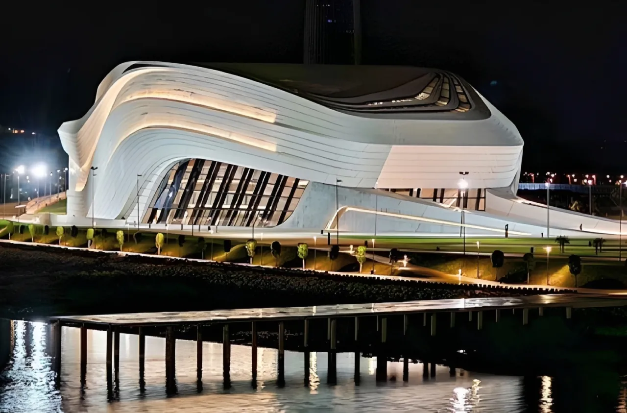 المسرح الملكي الرباط صرح معماري متفرد يرتقي بعاصمة المملكة إلى مصاف الوجهات الثقافية العالمية وفقا لرؤية جلالة الملك (فنانون)