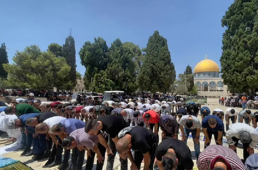 100 ألف شخص يؤدون صلاة الجمعة في المسجد الأقصى بعد إغلاقه 40 يوما