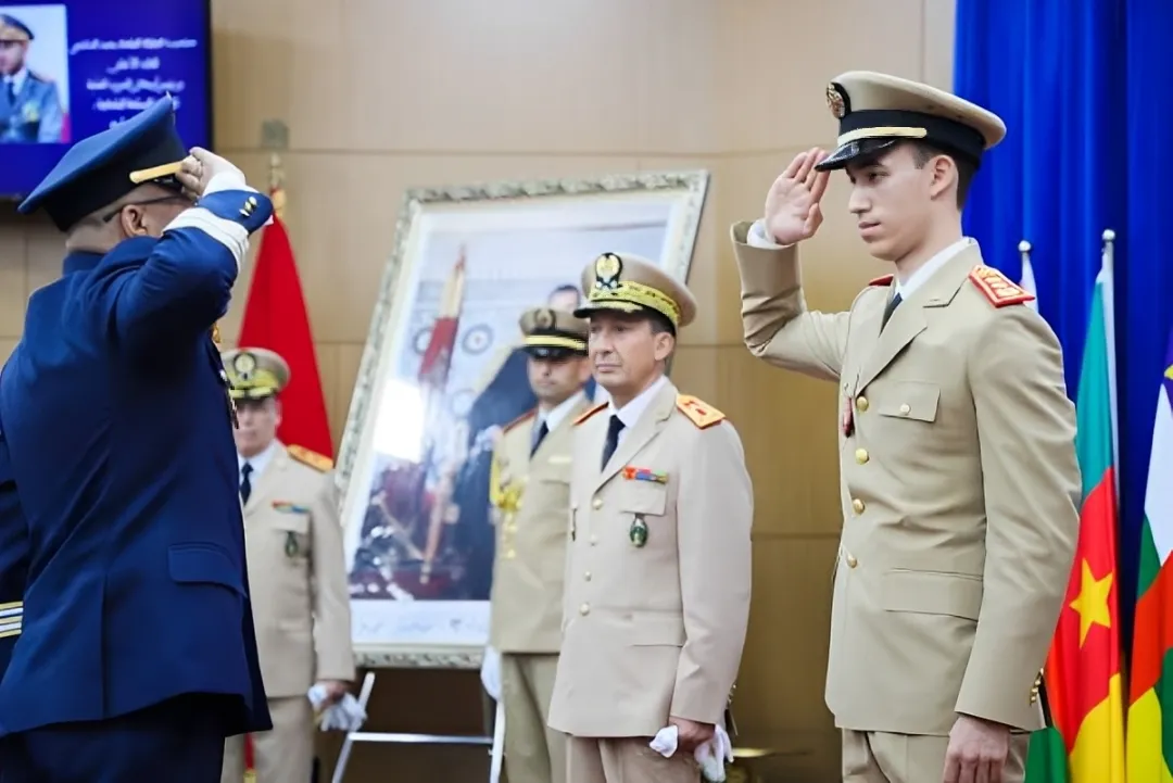 بتعليمات سامية من جلالة الملك، صاحب السمو الملكي ولي العهد الأمير مولاي الحسن يترأس بالقنيطرة حفل تخرج الفوج 26 للسلك العالي للدفاع والفوج 60 لسلك الأركان