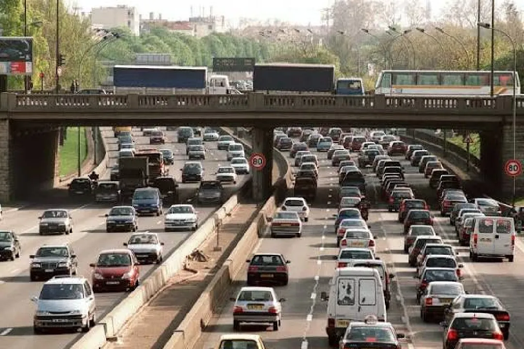 فرنسا.. تمديد دعم مستخدمي السيارات بكثافة في التنقل إلى غاية 31 غشت