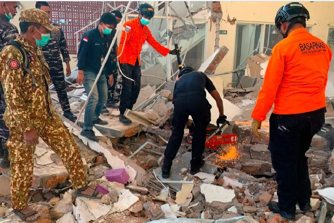 وفاة 47 شخصا على الأقل جراء زلزال إندونيسيا