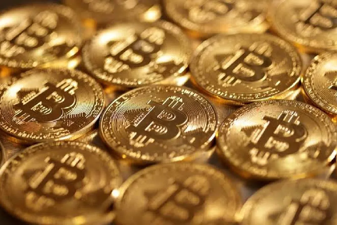 العملات المشفرة تتراجع مع تصاعد توترات هرمز.. والبيتكوين تتحرك قرب 64 ألف دولار