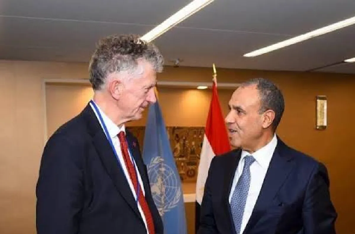 وزير الخارجية المصري ومستشار الأمن القومي البريطاني يبحثان التطورات الإقليمية