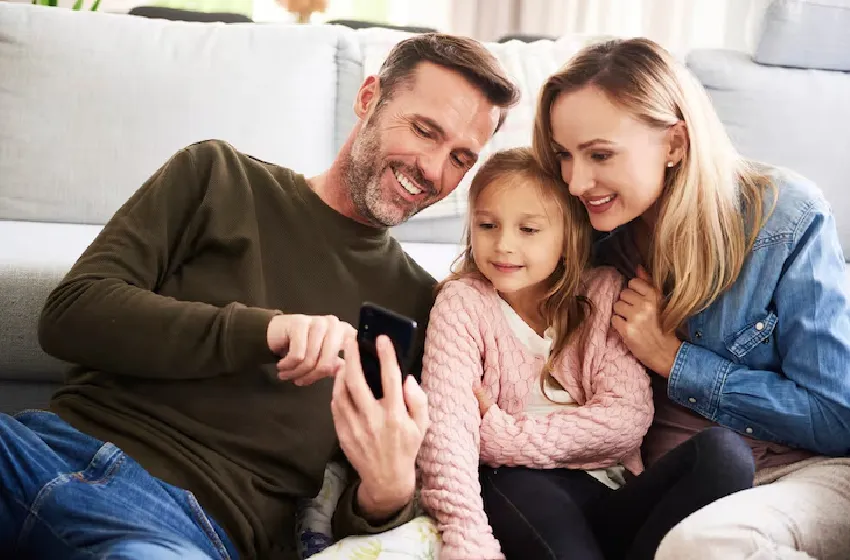السويد.. هيئة الصحة العامة تحث الأهالي على ترك هواتفهم جانبا في حضور أطفالهم
