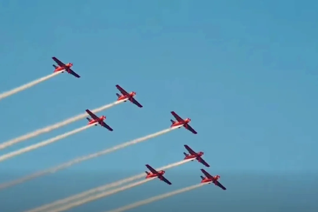 فرقة "المسيرة الخضراء" تحول سماء المضيق ومرتيل الى لوحة فنية بديعة احتفاء بعيد الشباب المجيد