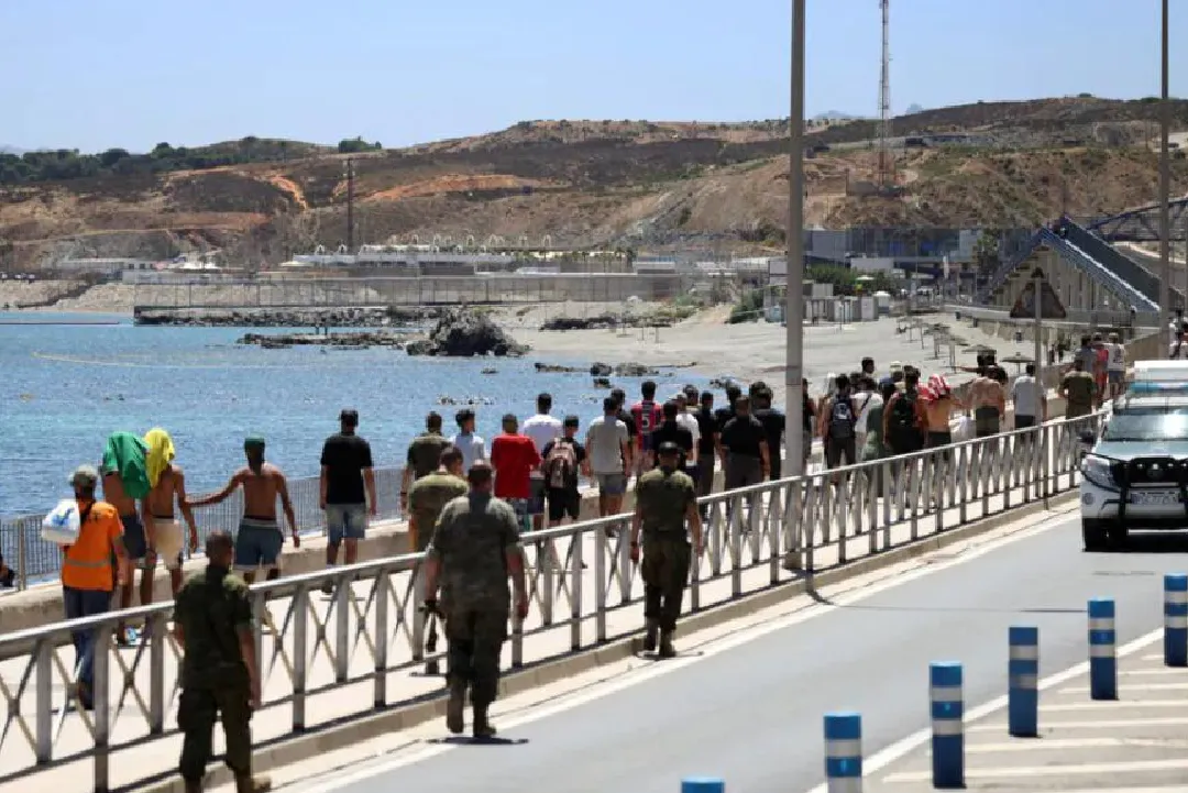 أحداث سبتة ومليلية : تقرير حقوقي يعتبر أن الانتشار الواسع لحسابات تشجع على العبور ومغالطات حول إمكانية التسوية القانونية من أبرز العوامل التي كانت وراء هذه الأحداث