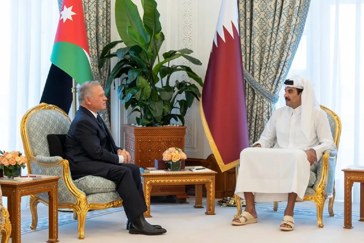 العاهل الأردني ورئيس الوزراء القطري يبحثان بالعقبة تطورات المنطقة