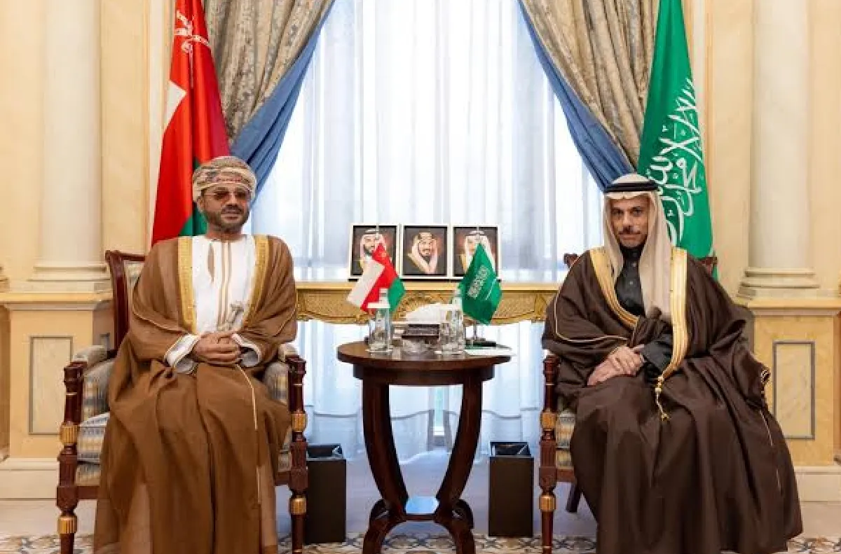 وزير الخارجية السعودي ونظيره العماني يبحثان مستجدات الأوضاع بالمنطقة