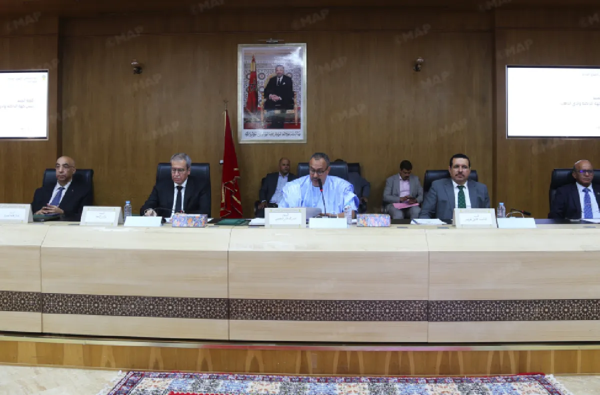 مجلس جهة الداخلة - وادي الذهب يصادق على اتفاقيات شراكة لتعزيز البنيات التحتية ودعم التعليم وصون التراث