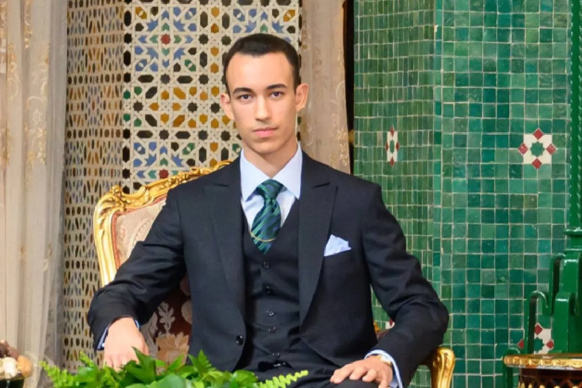 بتعليمات سامية من جلالة الملك، صاحب السمو الملكي ولي العهد الأمير مولاي الحسن يترأس بالقنيطرة حفل تخرج الفوج 26 للسلك العالي للدفاع والفوج 60 لسلك الأركان