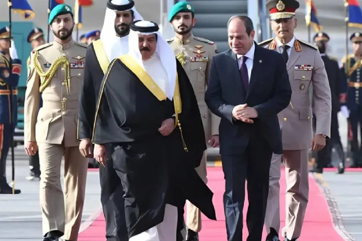 العاهل البحريني والرئيس المصري يبحثان المستجدات الإقليمية والدولية