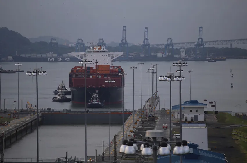 الولايات المتحدة ترخص مؤقتا لبيع النفط الروسي المخزن على متن السفن