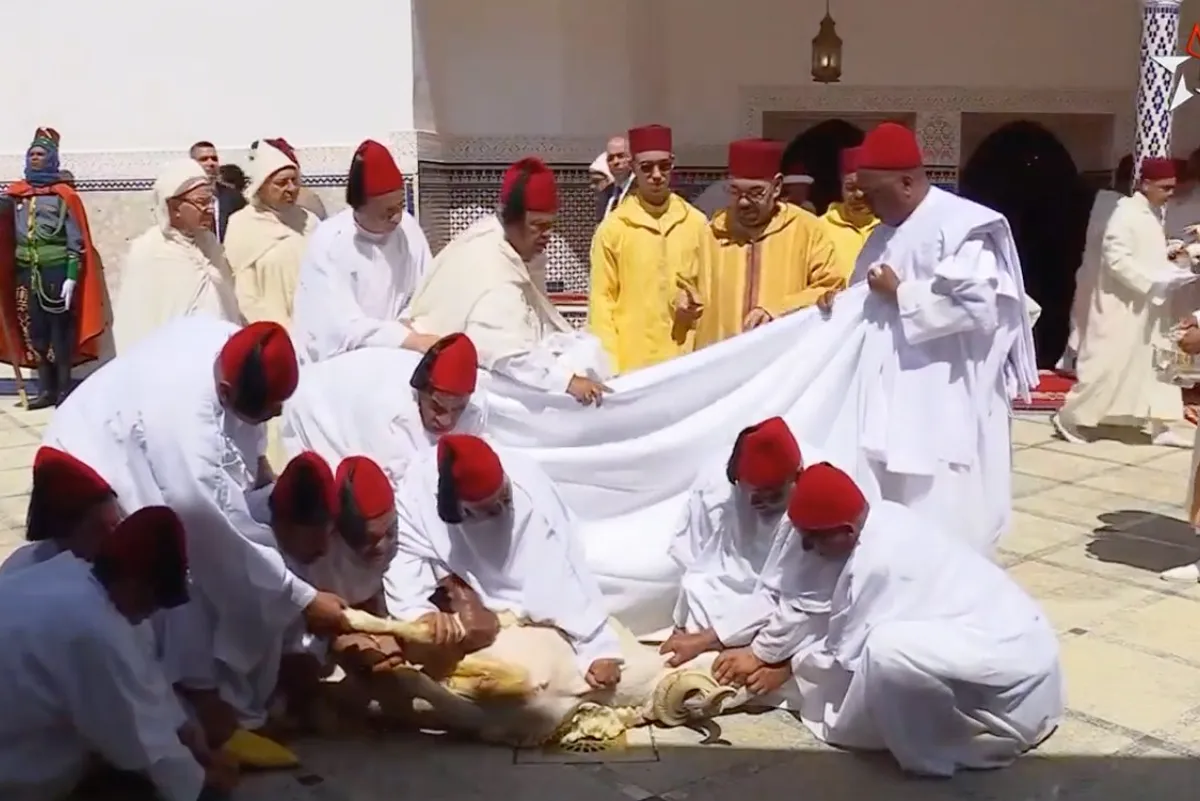 أمير المؤمنين صاحب الجلالة الملك محمد السادس يؤدي صلاة عيد الأضحى المبارك بمسجد أهل فاس بالرباط ويتقبل التهاني بهذه المناسبة السعيدة
