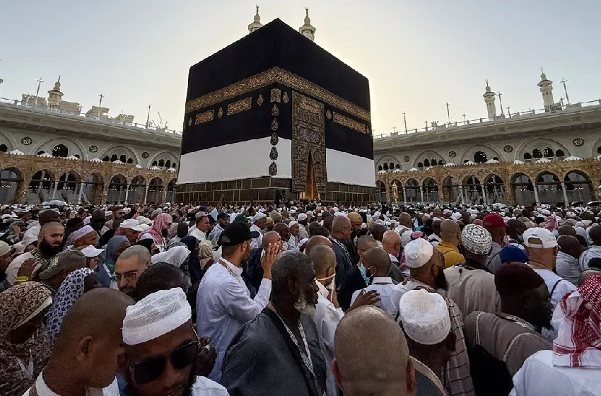 حجاج بيت الله الحرام يؤدون طواف الوداع في ختام مناسكهم
