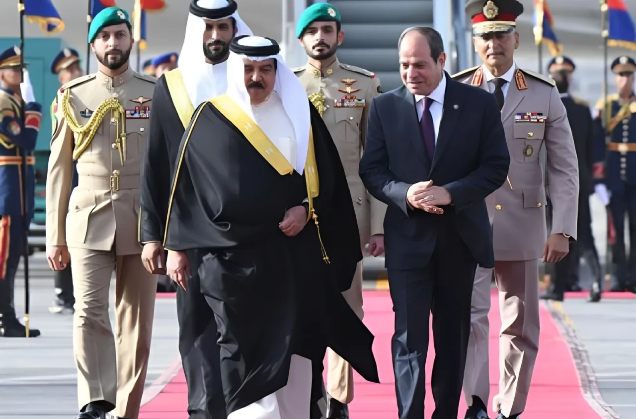 عاهل البحرين والرئيس المصري يبحثان التطورات الإقليمية وتداعياتها على استقرار المنطقة