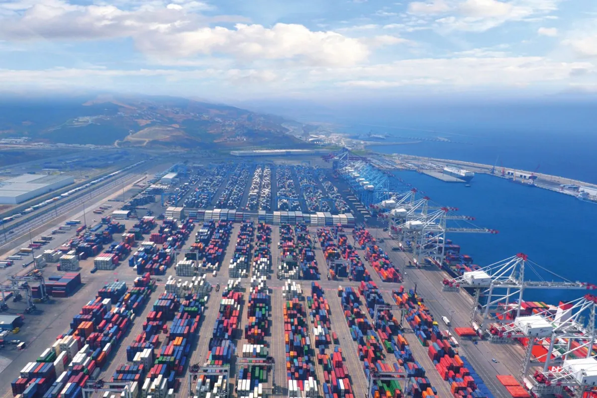 ميناء طنجة المتوسط.. إحباط محاولة للتهريب الدولي للمخدرات وحجز ثلاثة أطنان و932 كيلوغراما من مخدر الشيرا (بلاغ)