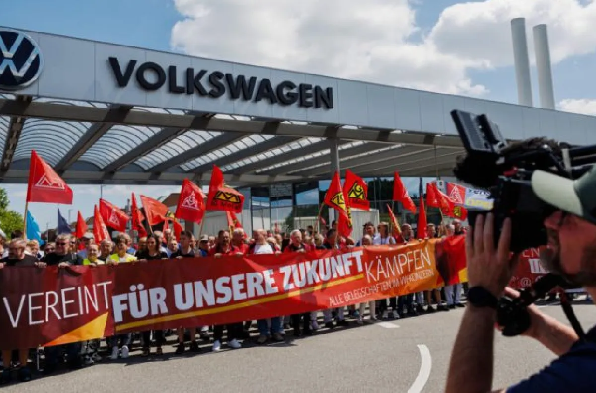 ألمانيا.. عمال (فولكسفاغن) يهددون بالإضراب رفضا لإلغاء اتفاقات الأجور