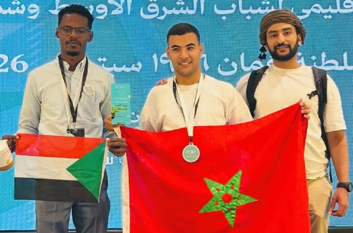 طالب بجامعة القاضي عياض يتصدر الترتيب الوطني في مؤتمر الشباب حول المناخ بسلطنة عمان