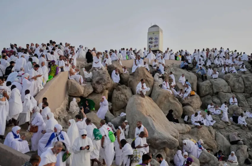 ضيوف الرحمن يتوافدون إلى صعيد عرفات لأداء ركن الحج الأعظم