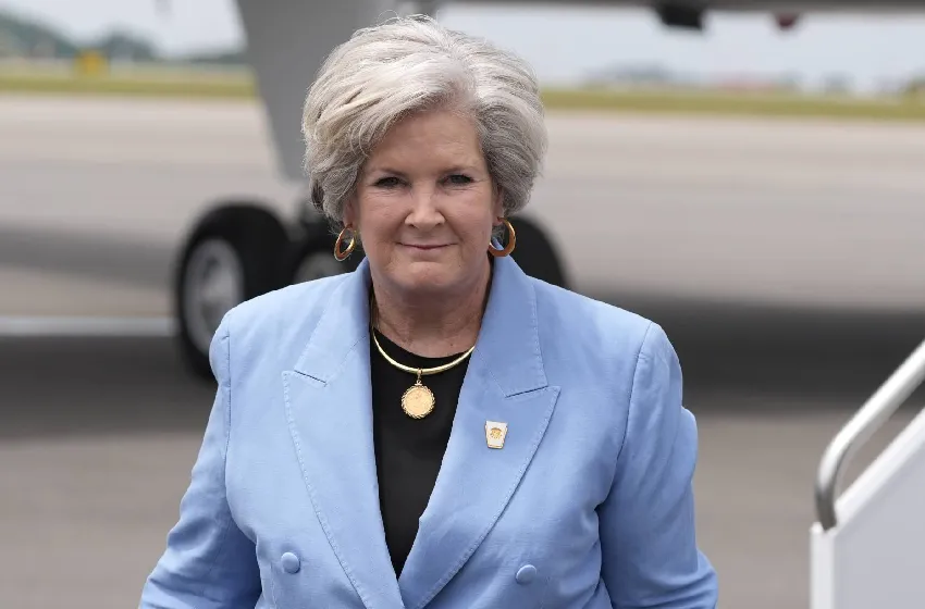 الولايات المتحدة.. الرئيس ترامب يعلن إصابة مديرة مكتبه سوزي وايلز بسرطان الثدي