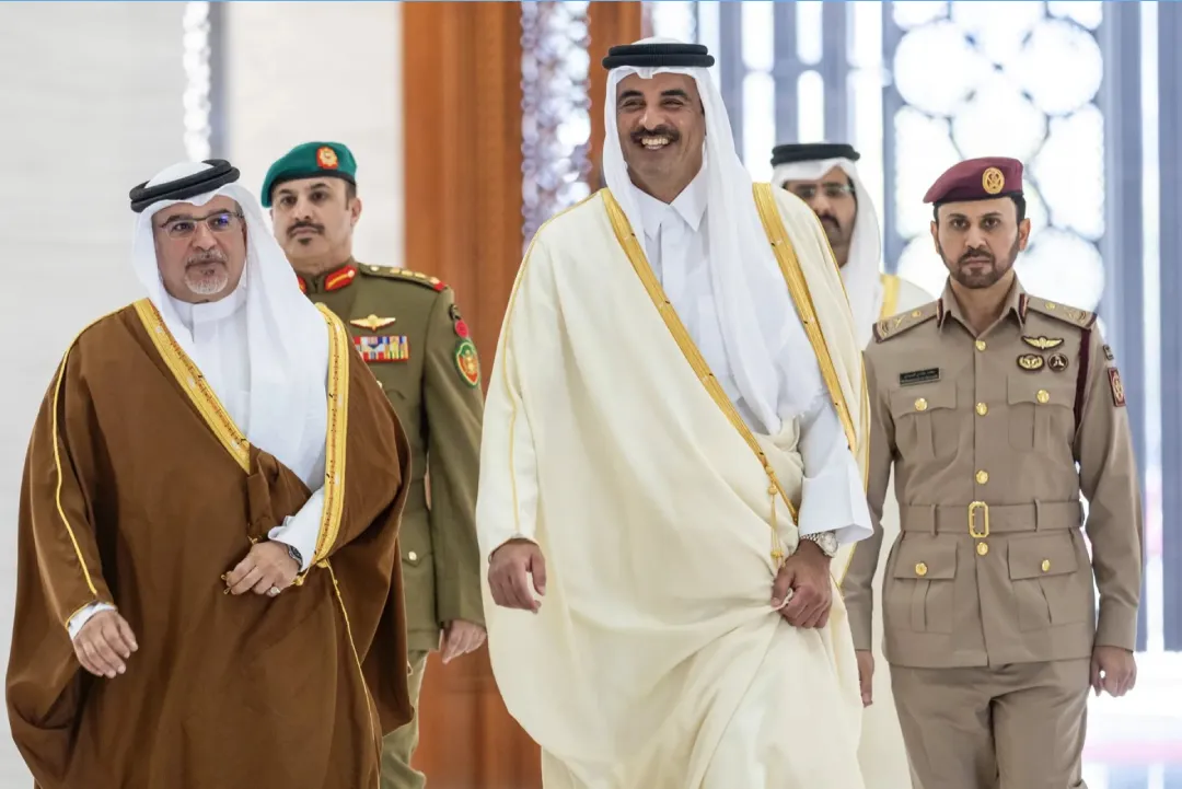 أمير قطر والعاهل البحريني يبحثان المواضيع الإقليمية والدولية ذات الاهتمام المشترك