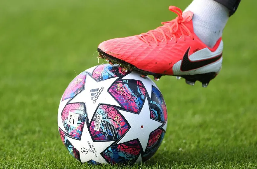 من المدرجات إلى المستطيل الأخضر.. العنصرية ما تزال ترخي بظلالها على كرة القدم الأوروبية