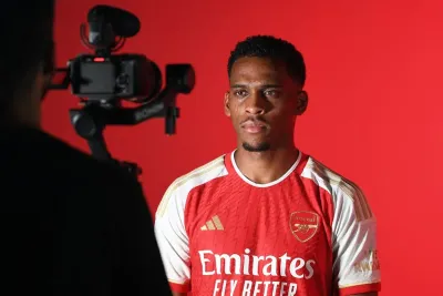 أرسنال الإنجليزي يتعاقد مع الهولندي يورين تيمبر بعقد غير محدد