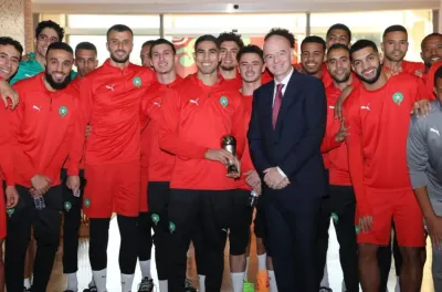 أشرف حكيمي يتسلم جائزة "فيفا ذا بيست- 2025 "الخاصة بالتشكيلة المثالية