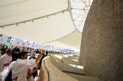 حجاج بيت الله يبدأون برمي الجمرات في أول أيام التشريق