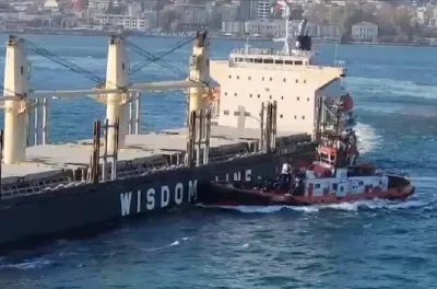 إسطنبول.. إصابة 12 شخصا في اصطدام بين قارب ركاب وسفينة شحن في مضيق البوسفور