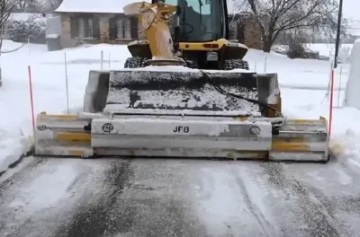 إفران : إعادة فتح عدة محاور طرقية أ غلقت إثر تساقطات ثلجية