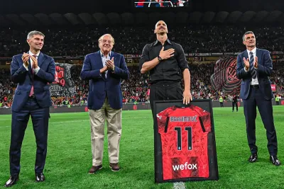 زلاتان إبراهيموفيتش يعتزل كرة القدم