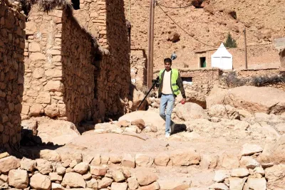 إعادة الإعمار بعد الزلزال: المهندسون المساحون الطبوغرافيون معبؤون بشكل كامل