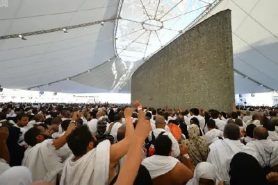 الحجاج يبدأون رمي "جمرة العقبة" الكبرى في مشعر منى