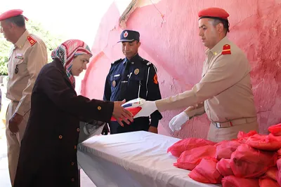 الحرس الملكي يقوم بتوزيع وجبات إفطار يوميا لفائدة الأشخاص المعوزين بعدة مدن مغربية