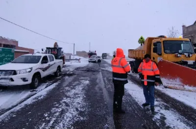 الحسيمة .. تعبئة متواصلة وتدخل فوري مكن من إزاحة الثلوج وإعادة فتح الطرق