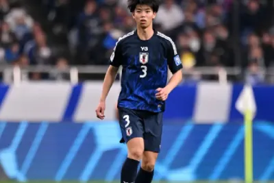 الدوري الإنجليزي لكرة القدم .. توتنهام يعزز صفوفه بالمدافع الياباني كوتا تاكاي