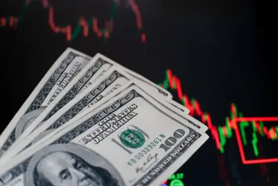 الدولار يتراجع وسط تنامي التفاؤل بشأن اتفاقيات تجارية أمريكية