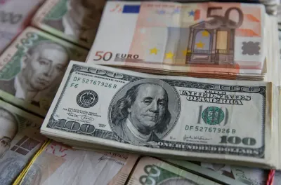 الدولار يسجل ارتفاعا طفيفا وسط قلق حيال استقلال البنك المركزي الأمريكي