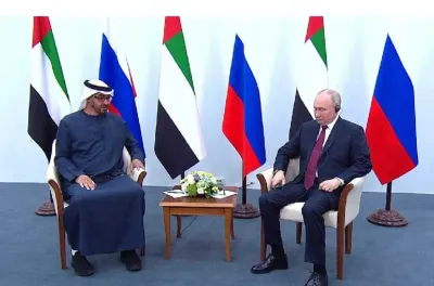الرئيس الإماراتي ونظيره الروسي يبحثان هاتفيا علاقات البلدين والتطورات الإقليمية