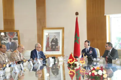 السيد لوديي والفريق أول المفتش العام للقوات المسلحة الملكية وقائد المنطقة الجنوبية يستقبلان قائد القيادة الأمريكية لإفريقيا "أفريكوم"