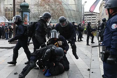 ذا غارديان البريطانية تكتب عن عنف الشرطة الفرنسية