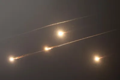 الصراع المفتوح بين إسرائيل وإيران يدخل يومه الثامن وسط قصف متبادل