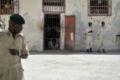 مقتل خمسة سجناء وحارس خلال إطلاق نار داخل سجن في مقديشو بالصومال