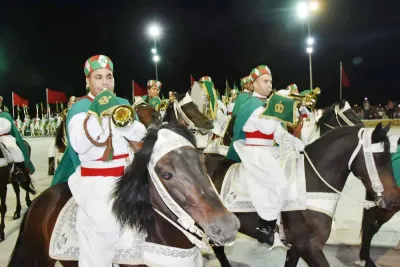 الطواف بالمشاعل للحرس الملكي، تقليد أصيل يشد الأنظار في احتفالات عيد العرش المجيد بمدينة المضيق