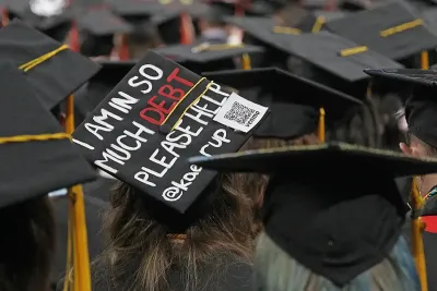 الرئيس الأمريكي يلغي 1.2 مليار دولار من ديون الطلاب