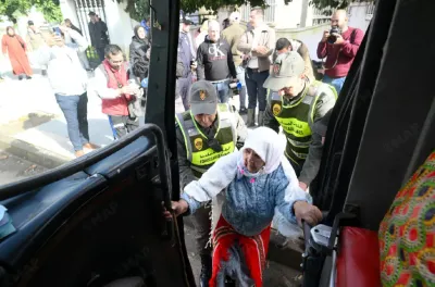 القصر الكبير .. تواصل عملية إجلاء المواطنين إلى المناطق الآمنة