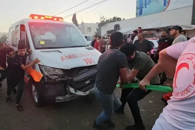 تصاعد الغارات الإسرائيلية على قطاع غزة وتحذير من توقف الخدمات الطبية