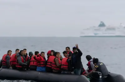 المملكة المتحدة .. حوالي 900 مهاجر غير شرعي عبروا بحر المانش في يوم واحد