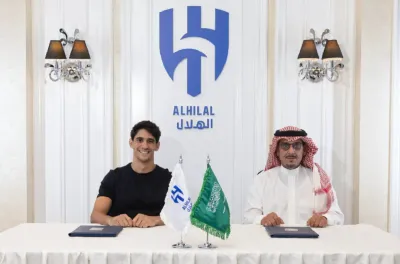 الهلال السعودي يعلن تمديد عقد الحارس المغربي ياسين بونو إلى 2028